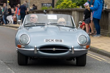 Klasik bir Jaguar E-Type 1961 arabası Morpeth Fair Day, Northumberland, İngiltere 'de.