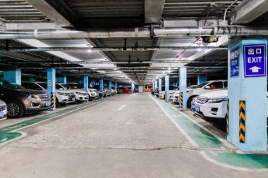 Şangay, Çin 'de içi araba dolu bir yeraltı otoparkı.