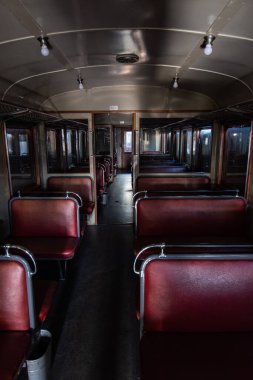 Okuma koltuklu lokomotifin iç görünümü