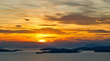 Yunan adasında harika bir gün batımı, Yunanistan 'da yaz tatili