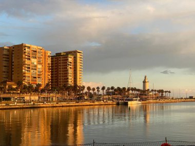 Güney İspanya 'nın Malaga şehrindeki Malaga Limanı' nın güzel bir manzarası.