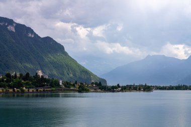 Gündüz vakti dağların arka planında güzel bir göl görüntüsü..