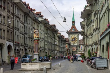Samson heykeli, Bern 'deki aslan heykelini, eski binaları ve ortaçağ Zytglogge saat kulesini öldürüyor.