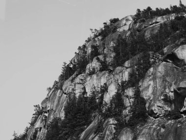 Gündüz vakti bazı kayalıkların gri tonlu görüntüsü.