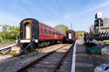 İki, Bristol & Bath Demiryolu üzerindeki Avon Vadisi Demiryolu Terminali 'ndeki eski trenler