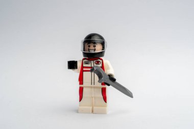 İngiliz anahtarıyla bir araba monteur 'unun mini figürünün yakın çekimi.