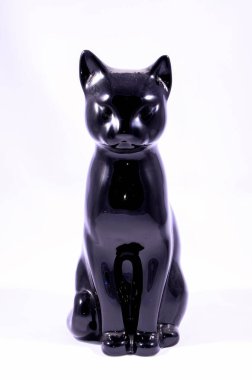 Beyaz Arkaplandaki Kil El Yapımı Kedi Heykeli