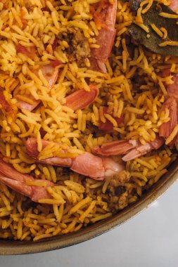 Domatesli, defne yapraklı, karidesli bir Paella pilavı.