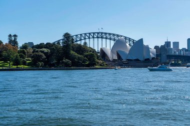 Sydney Opera Binası ve Liman Köprüsü, NSW, Avustralya 'nın güzel bir manzarası.