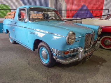 Eski gökyüzü mavisi kamyonet Siam Di Tella Argenta ikinci sezonu 1963 - 1966 depo avlusunda. Klasik araba şovu..