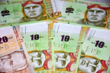 Peru banknotlarının farklı boyutlarda görünümü