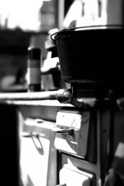 Eski mutfak mobilyalarının dikey görüntüsü ve gri tonda bir kap.