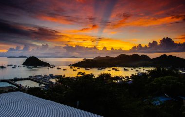 Gün batımında adalarda güzel bir tepe manzarası