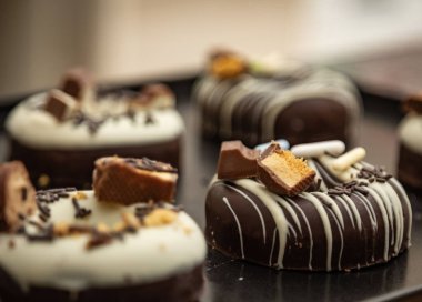 Bulanık arka plandaki çikolatalı çörekler.