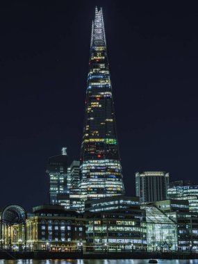 Gece vakti İngiltere, Londra 'daki Çömlek Gökdeleninin dikey çekimi