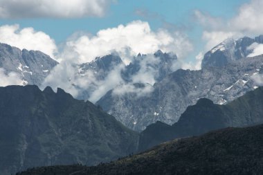 Kuzey İtalya 'nın Dolomite sıradağlarında güzel bir dağ manzarası.