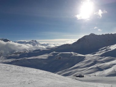 Kışın St. Moritz 'de kayak yapmak.