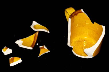 Siyah Arkaplanda Kırık Turuncu Kahve Fincanı