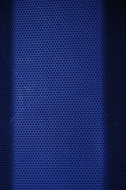 Bir hoparlör ızgara dokusunun yakın çekimi.