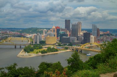 Yazın Pittsburgh silueti. Pennsylvania, ABD.