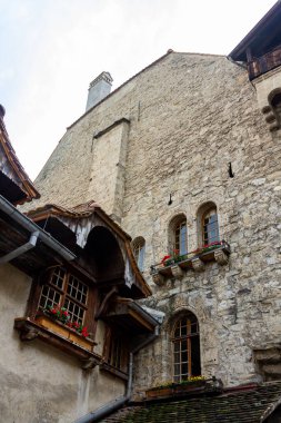 İsviçre Veytaux 'daki ortaçağ Chillon şatosunun içinde avlunun dikey alçak açılı görüntüsü.