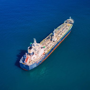 Yük taşıyan bir kargo gemisinin hava görüntüsü.