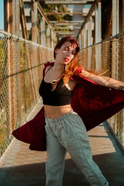 Dış kapının yanında poz veren İspanyol bir kadının dikey görüntüsü.