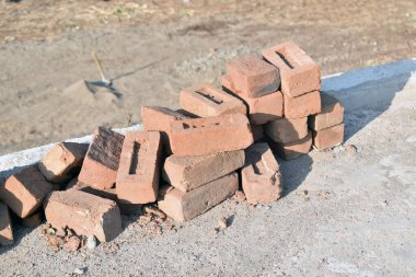 İnşaat için kullanılan beton kiremitler.
