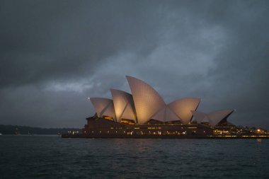 Avustralya 'daki güzel Sydney Opera Evi' nin kasvetli bir gününde manzarası.