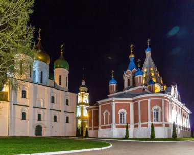 Kolomna, Rusya 'daki katedral meydanındaki eski ortodoks kiliseleri ve çan kulesi.