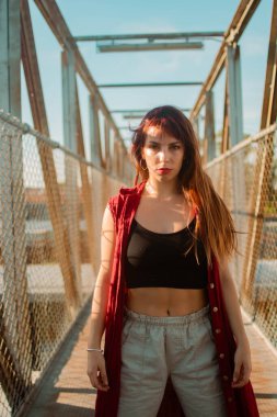 Dış kapının yanında poz veren İspanyol bir kadının dikey görüntüsü.