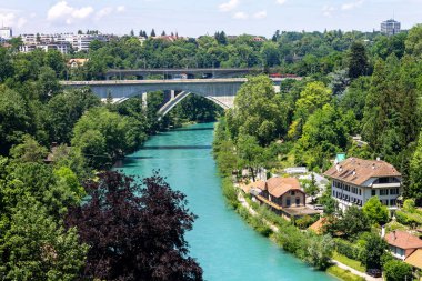 İsviçre, Bern 'deki Aare Nehri ve Lorrainebrucke köprüsünün insansız hava aracı görüntüsü.