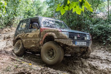 Büyük off road vagonu 4x4. Mitsubishi Pajero kırmızı ve siyah.