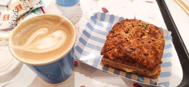 Bazen zihin ve mideye biraz yiyecek lazım. Eksiksiz olsun. Biraz yiyecek, sıcak kapuçino, harika peynirli mısır sandviçi. .