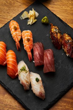 Kara tahtadaki farklı suşi türlerinin dikey yakın çekimi..