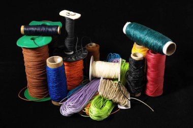 Siyah bir arkaplanda izole edilmiş bir haldeki Twine Roll.