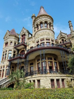 Bishop 's Palace, Galveston' ın güzel alçak açılı bir görüntüsü.
