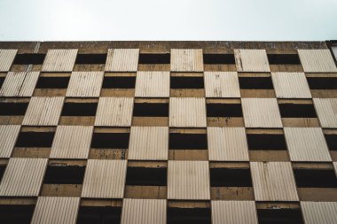 Terk edilmiş tuğla bir satranç tahtasının düşük açılı bir binası,