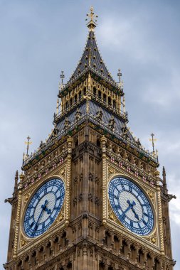 Londra, Birleşik Krallık - 29 Mayıs 2022: Big Ben Elizabeth Tower tadilat sonrası yenileme - saati kapat