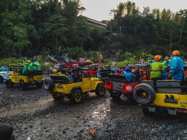 Bir grup turist Endonezya 'nın Yogyakarta kentindeki Merapi Dağı' nda lav turunda ciplere biniyorlar.