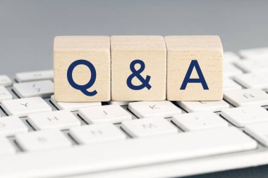 Bilgisayar klavyesindeki tahta blokta Q & A kelimesi. Sorular ve cevaplar konsepti