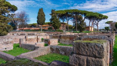 Ostia Antica, antik Roma liman şehrinin bulunduğu modern Ostia kasabasına yakın büyük bir arkeoloji alanıdır..