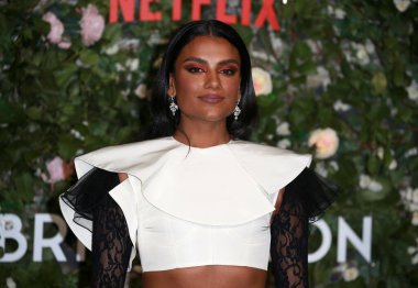 Simone Ashley 22 Mart 2022 'de Londra, İngiltere' de Tate Modern 'de 