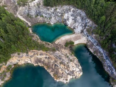 Nora 'daki eski bir kireçtaşı ocağının havadan görünüşü, İsveç' teki Lindesberg. Drone Doğa Fotoğrafçılığı Haziran 'da çekildi. Uzayı kopyala Seyahat kavramı.