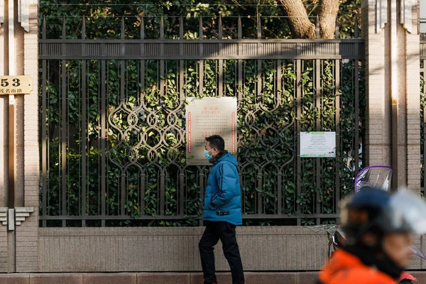 Homem Chinês Caminha Pela Rua Com Cerca Metal Forma Fundo — Fotografia de Stock