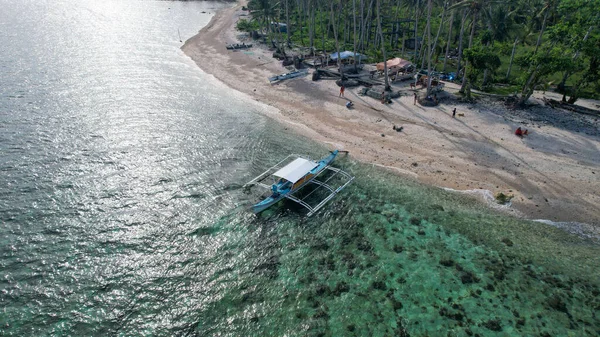 Eine Luftaufnahme Von Türkisfarbenem Wasser Palmen Weichem Sand Und Booten — Stockfoto