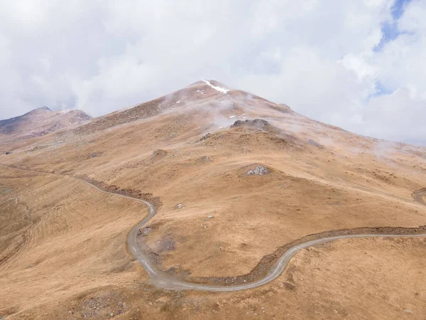 Beyaz Bir Buluta Karşı Tepenin Güzel Manzarası — Stok fotoğraf