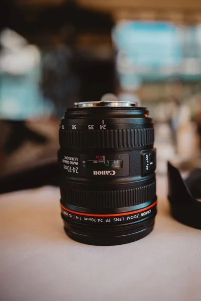 Een Verticale Opname Van Een Canon 70Mm Usm Cameralens Een — Stockfoto