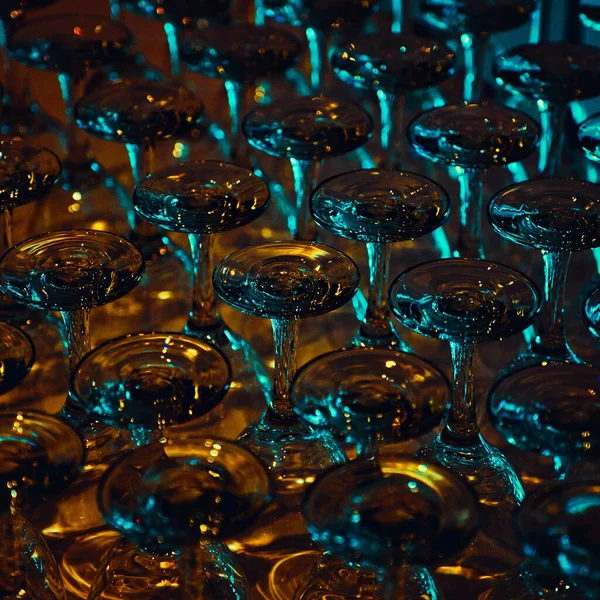 Bir Bar Bardağı Yığını Masaya Devrilmiş — Stok fotoğraf