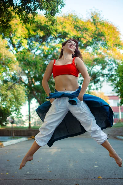 Pionowe Ujęcie Latynoskiej Kobiety Tańczącej Boso Zewnątrz — Zdjęcie stockowe
